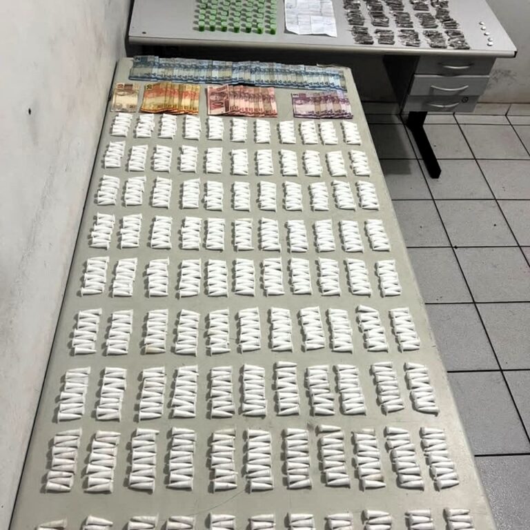 Trio tenta fugir, mas PM flagra 1.459 porções de drogas e contabilidade do tráfico em Marília