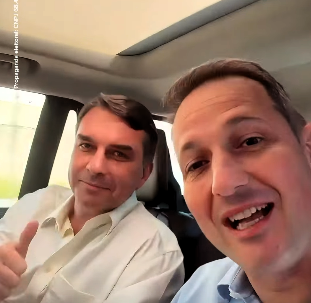 Flávio Bolsonaro manifesta apoio à candidatura de Rogerinho a deputado estadual