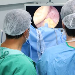 HBU realiza cirurgia a laser para tratar obstrução causada por aumento da próstata