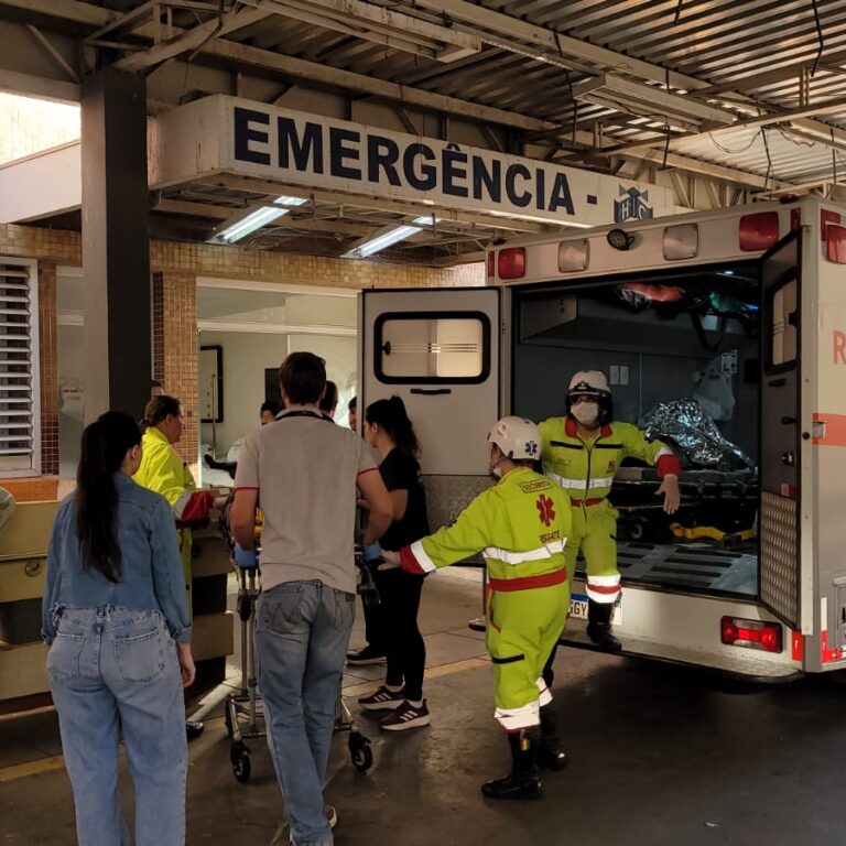 Acidente entre caminhão e ônibus interdita totalmente a BR-153 em Guaimbê