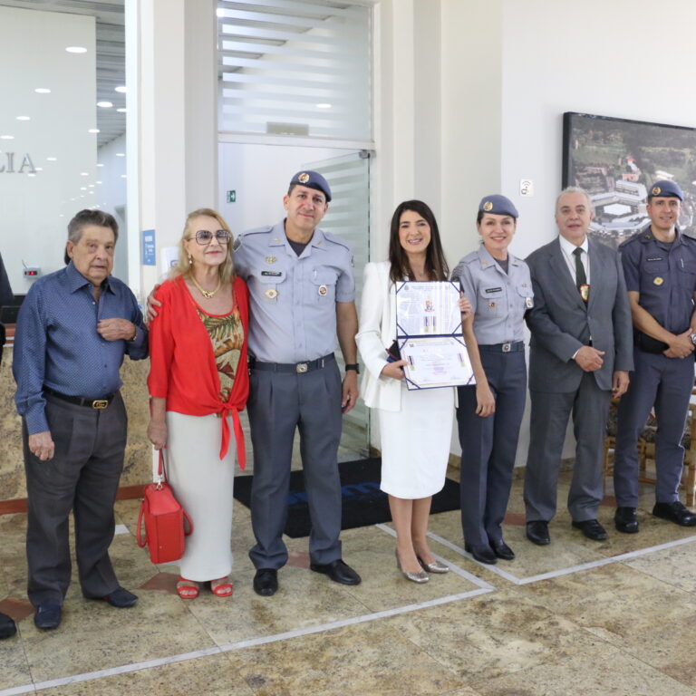 Polícia Militar homenageia superintendente do HBU com medalha do 9º BPM-I