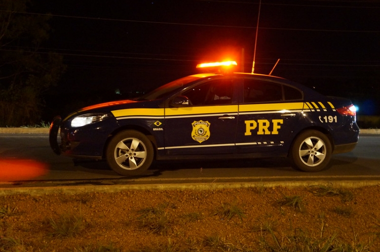 Criminosos com fuzis interceptam ônibus e roubam passageiros de Marília no Paraná