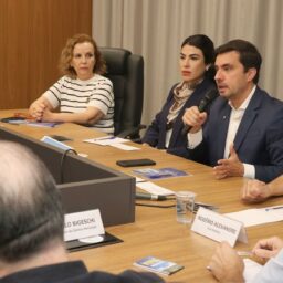 Prefeito anuncia novas medidas para saúde e educação durante reunião de secretariado