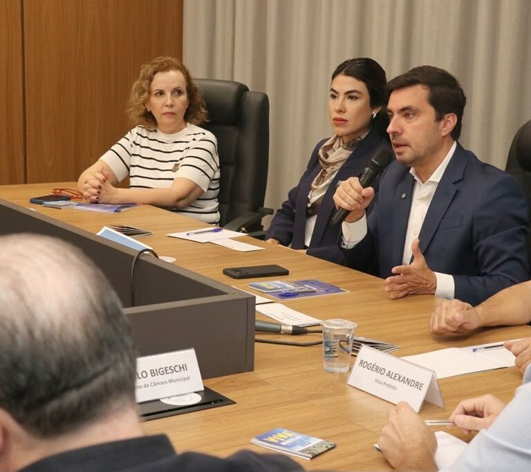 Prefeito anuncia novas medidas para saúde e educação durante reunião de secretariado