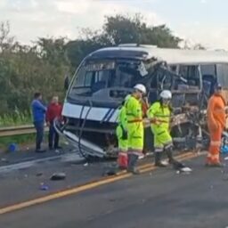 Acidente entre caminhão e ônibus interdita a BR-153 em Guaimbê