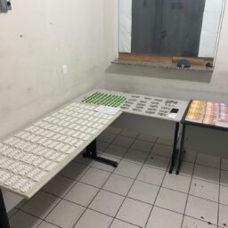 PM prende dois e apreende adolescente com mais de 1,4 mil porções de drogas em Marília