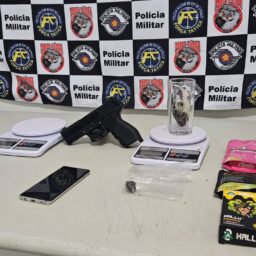 PM prende homem por tráfico e apreende drogas, simulacro de arma e vapes em Marília