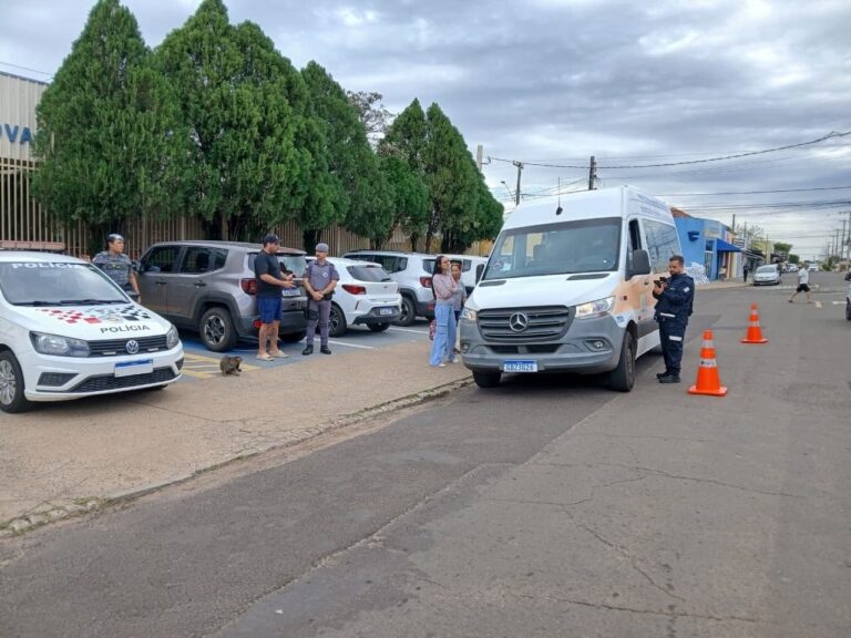 Fiscalização de transporte escolar autua veículos por irregularidades