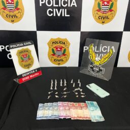 Polícia Civil prende homem de 32 anos vendendo drogas em frente à escola na Vila Barros