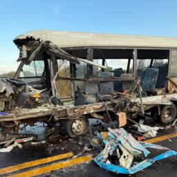 Acidente entre caminhão e ônibus interdita a BR-153 em Guaimbê