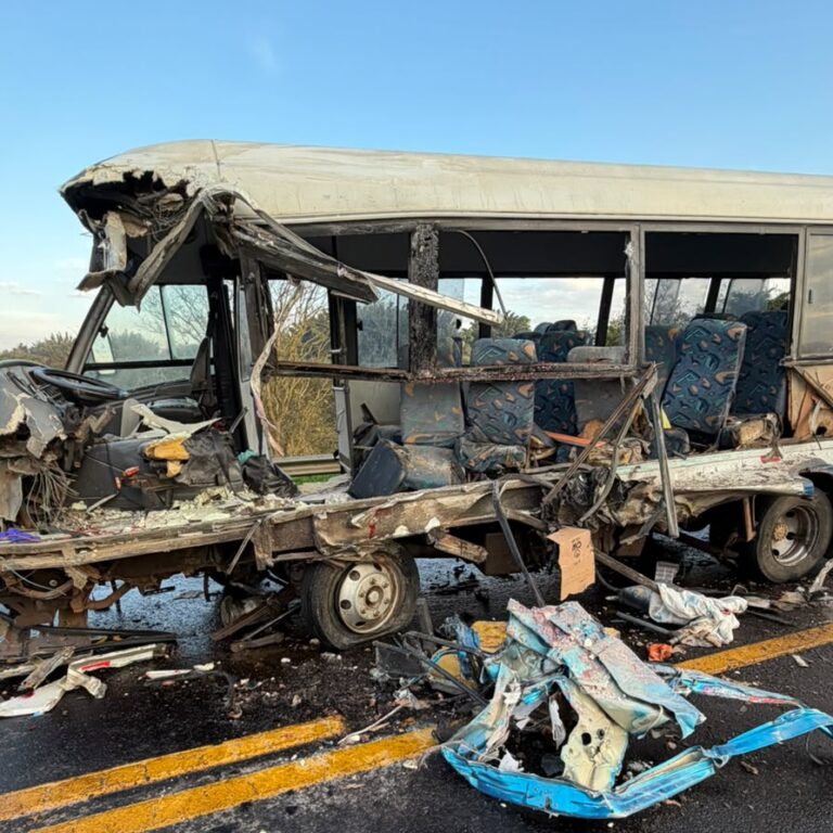 Acidente entre caminhão e ônibus interdita a BR-153 em Guaimbê