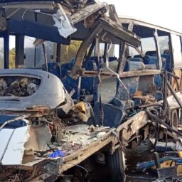 Acidente entre caminhão e ônibus interdita a BR-153 em Guaimbê