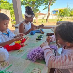 Projeto ensina crianças e adolescentes a produzir cachecóis em Marília