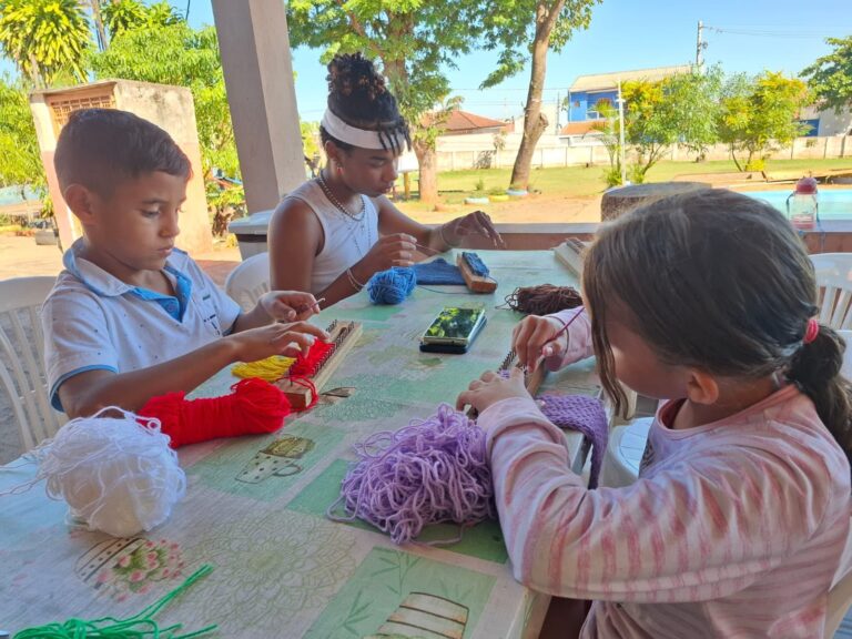 Projeto ensina crianças e adolescentes a produzir cachecóis em Marília