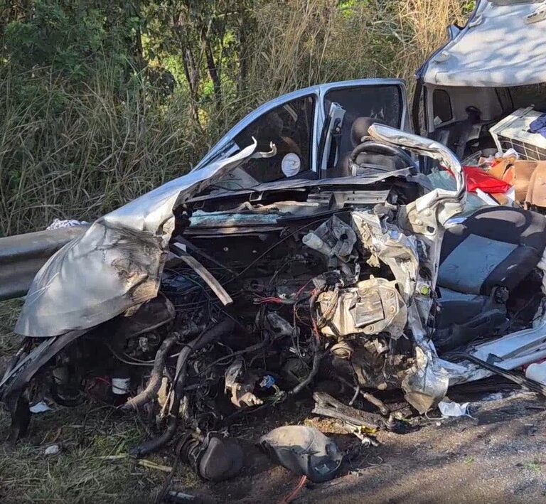 Motorista sobrevive após carro colidir com caminhão na BR-153