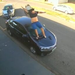 Motociclista escapa ileso após ser arremessado por cima de carro