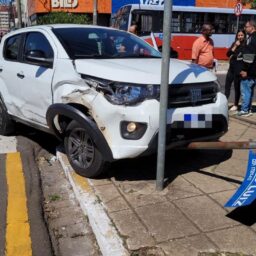 Carro invade calçada e derruba placa após colisão no Centro de Marília