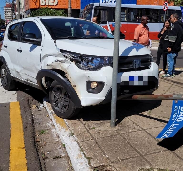 Carro invade calçada e derruba placa após colisão no Centro de Marília