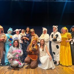 Teatro Municipal recebe mais de 200 alunos em ação do Agosto Dourado