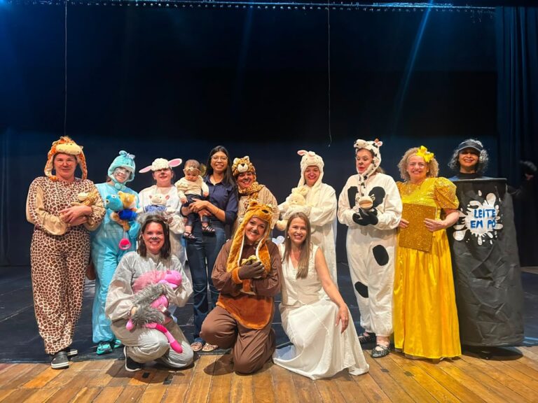 Teatro Municipal recebe mais de 200 alunos em ação do Agosto Dourado