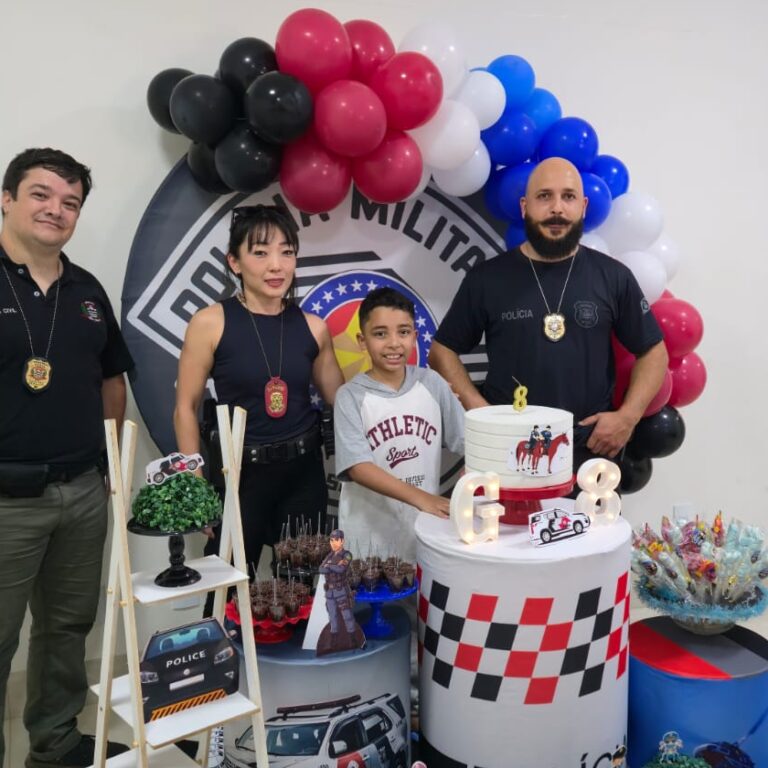 Menino de Marília realiza sonho e comemora aniversário ao lado de policiais