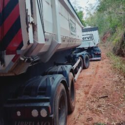 Caminhão carregado com 70 toneladas erra trajeto e fica atolado em estrada rural