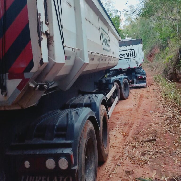 Caminhão carregado com 70 toneladas erra trajeto e fica atolado em estrada rural