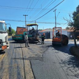 Prefeitura inicia recapeamento de rua no bairro César de Almeida em Marília